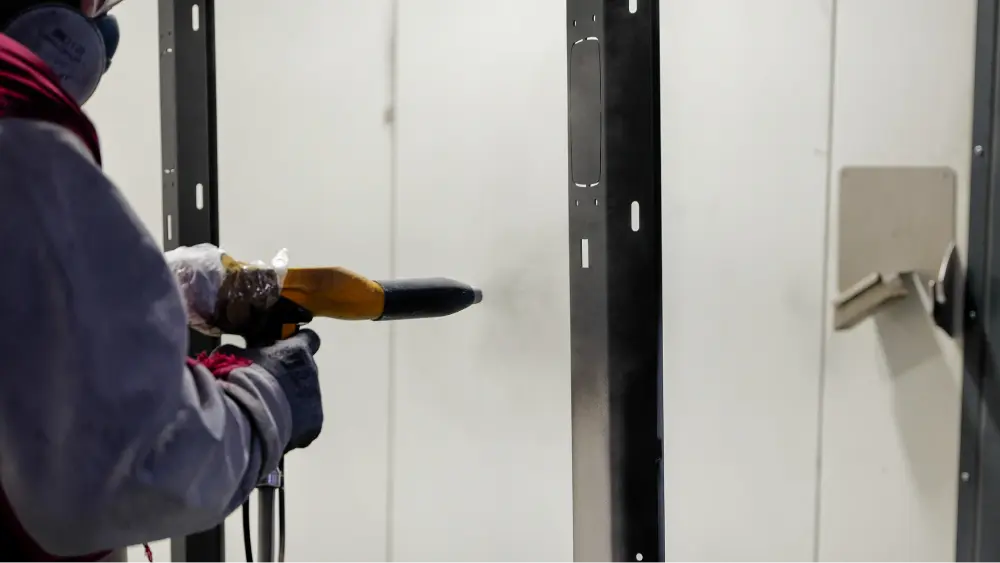 Gros plan sur l'O opérateur ATPA en pleine action de thermolaquage