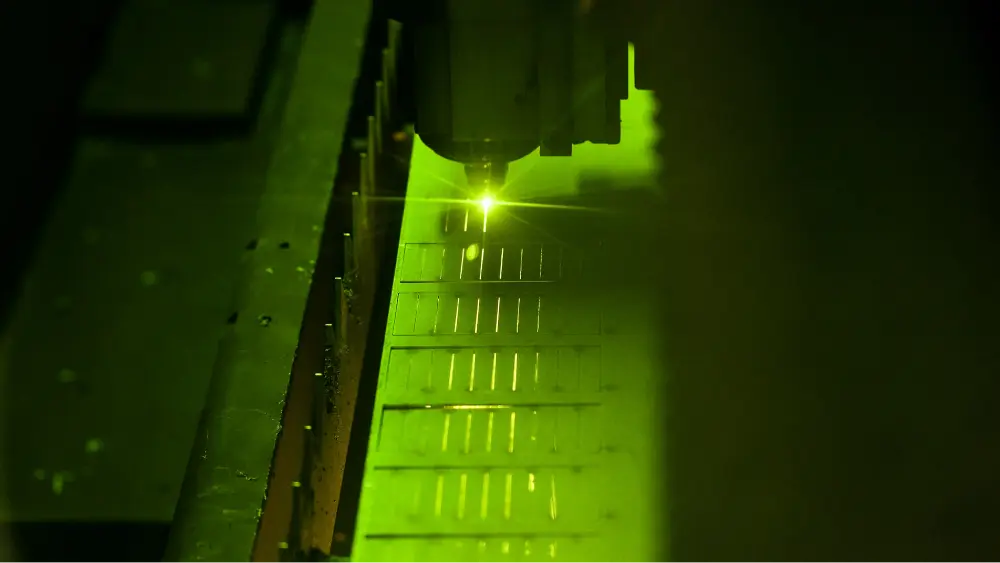Faisceau laser vert de haute technologie découpant une pièce en tôlerie fine